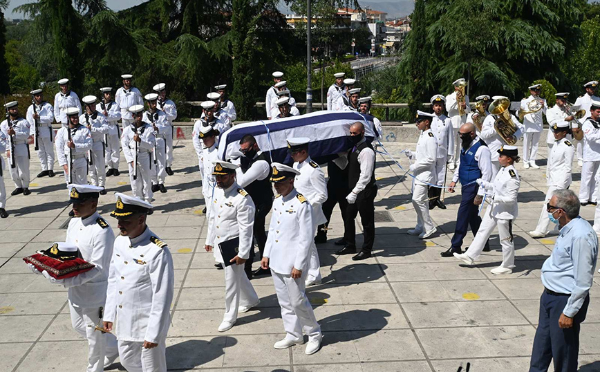 Πολεμικό Ναυτικό: Ανείπωτη θλίψη στη Λάρισα για την 19χρονη Θάλεια, τυλιγμένο με τη σημαία το φέρετρο