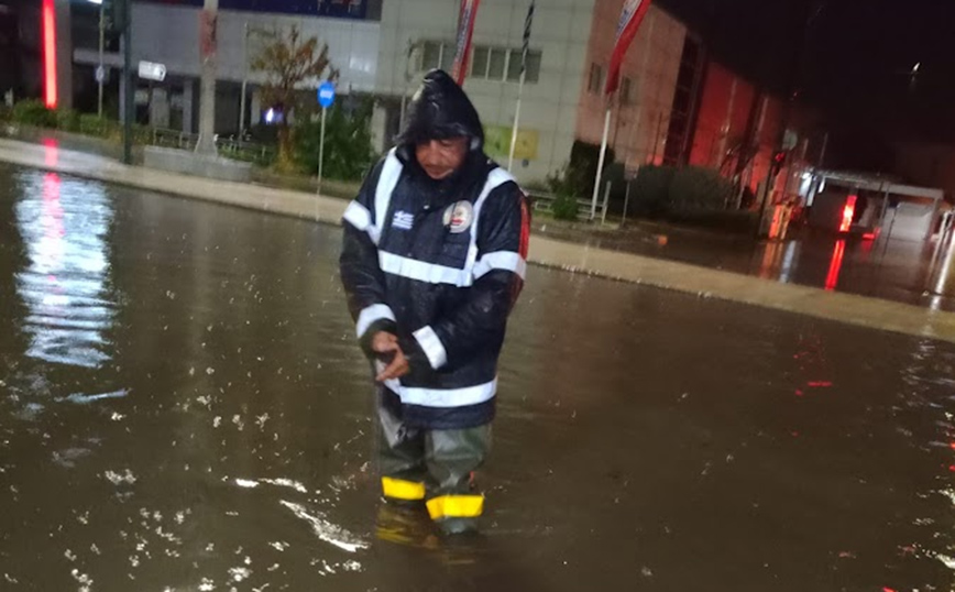 Βόλος: Μετά την έντονη βροχόπτωση πλημμύρισαν και πάλι δρόμοι και μαγαζιά