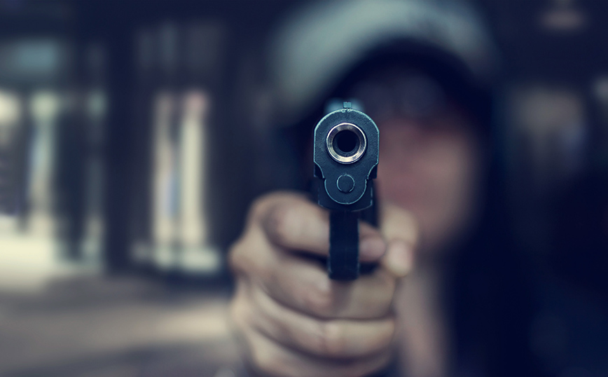 Τρόμος για ανήλικα κορίτσια στα Τρίκαλα &#8211; Άνδρας έβγαλε όπλο μπροστά τους