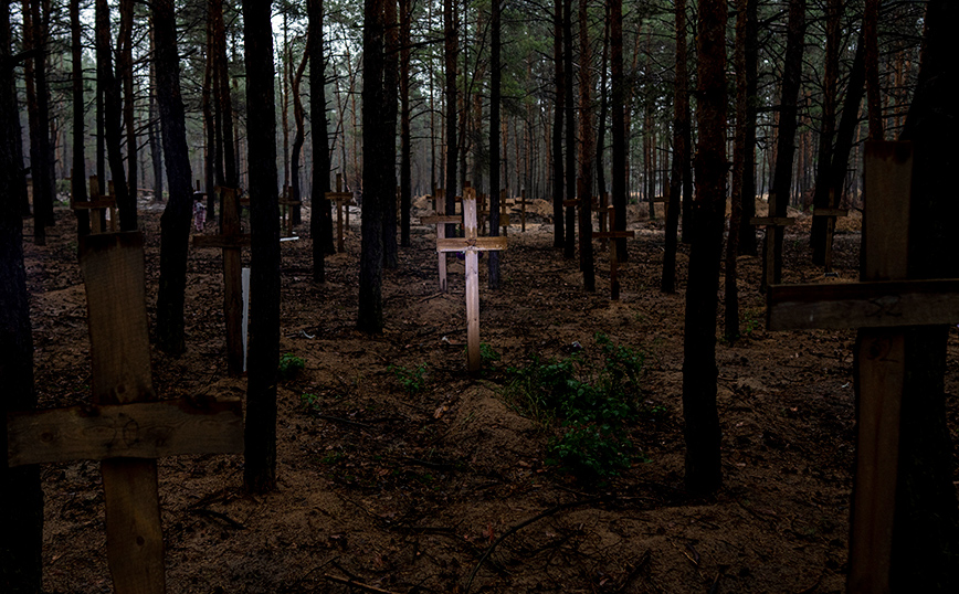 Πόλεμος στην Ουκρανία: Σοκαριστικές εικόνες από ομαδικό τάφο στο Ιζιούμ &#8211; Περισσότερες από 440 σοροί