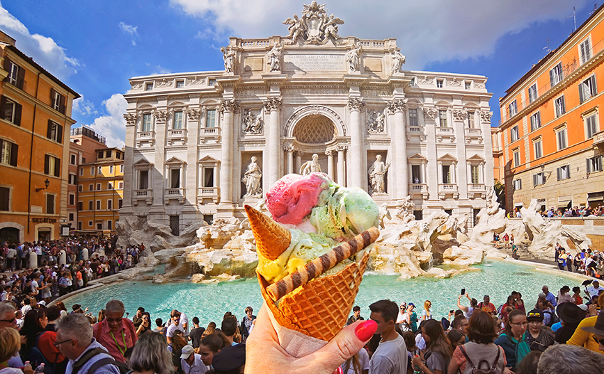 Ιταλία: Έτρωγε παγωτό στο συντριβάνι και του έκοψαν πρόστιμο 450 ευρώ