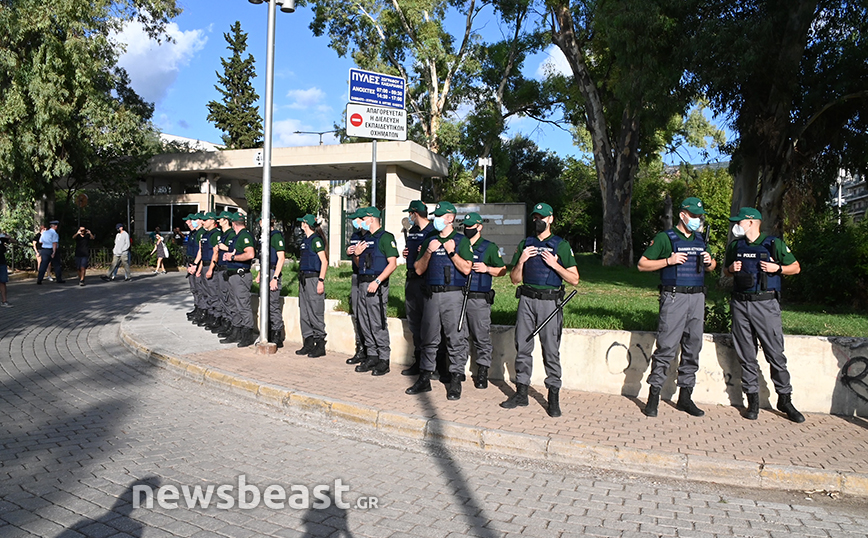 Στο ΕΚΠΑ η Πανεπιστημιακή Αστυνομία με τη συνοδεία των ΜΑΤ: Γκλοπ, χειροπέδες και γιλέκα &#8211; Συνθήματα από τους φοιτητές