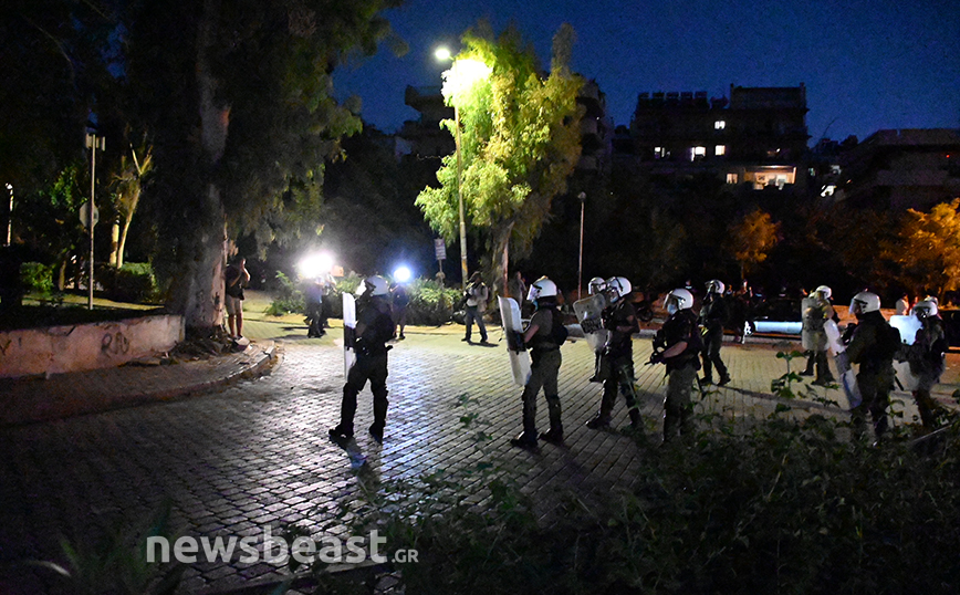 ΕΚΠΑ: Επεισόδια μεταξύ αστυνομικών και φοιτητών αλλά και χημικά έξω από την πύλη