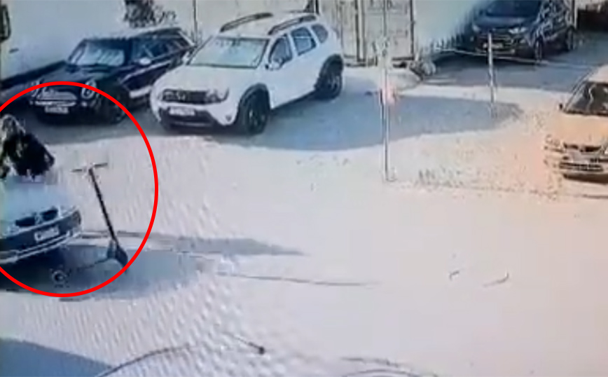 Κρήτη: Αυτοκίνητο παραλίγο να πατήσει κοπέλα που οδηγούσε πατίνι – Πρόλαβε και πήδηξε