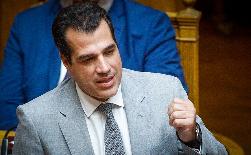 Θάνος Πλεύρης: Στο νοσοκομείο μετά την επίθεση με γιαούρτι στα Πετράλωνα – Τραυματίστηκε στο μάτι