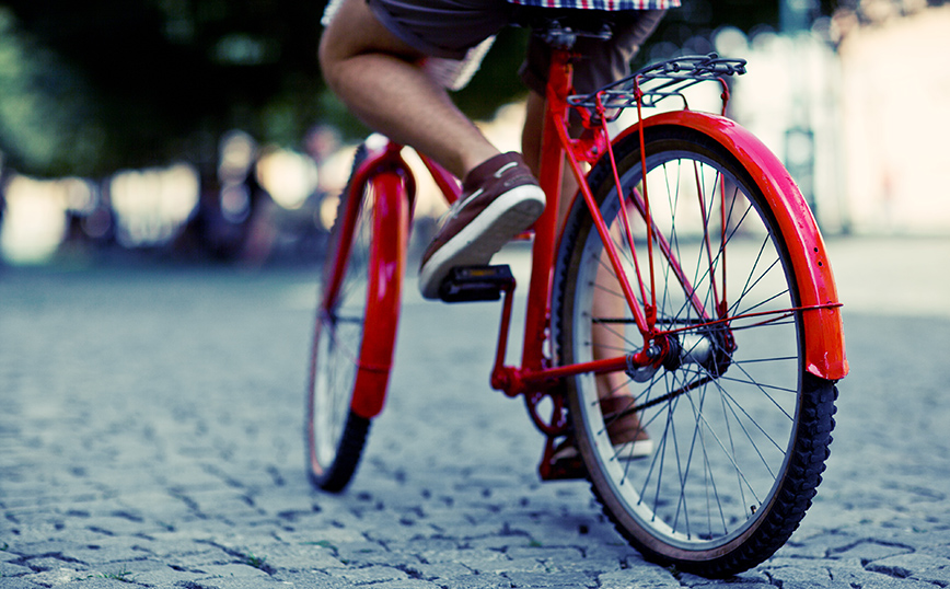 Άνδρας με ποδήλατο παρενοχλούσε νεαρές κοπέλες στη Λάρισα
