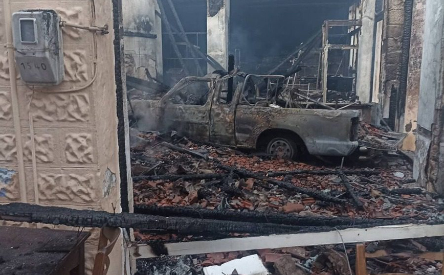 Λέσβος: Έβαλε φωτιά στο σπίτι και το μαγαζί του αδερφού του &#8211; Πληροφορίες για έναν νεκρό