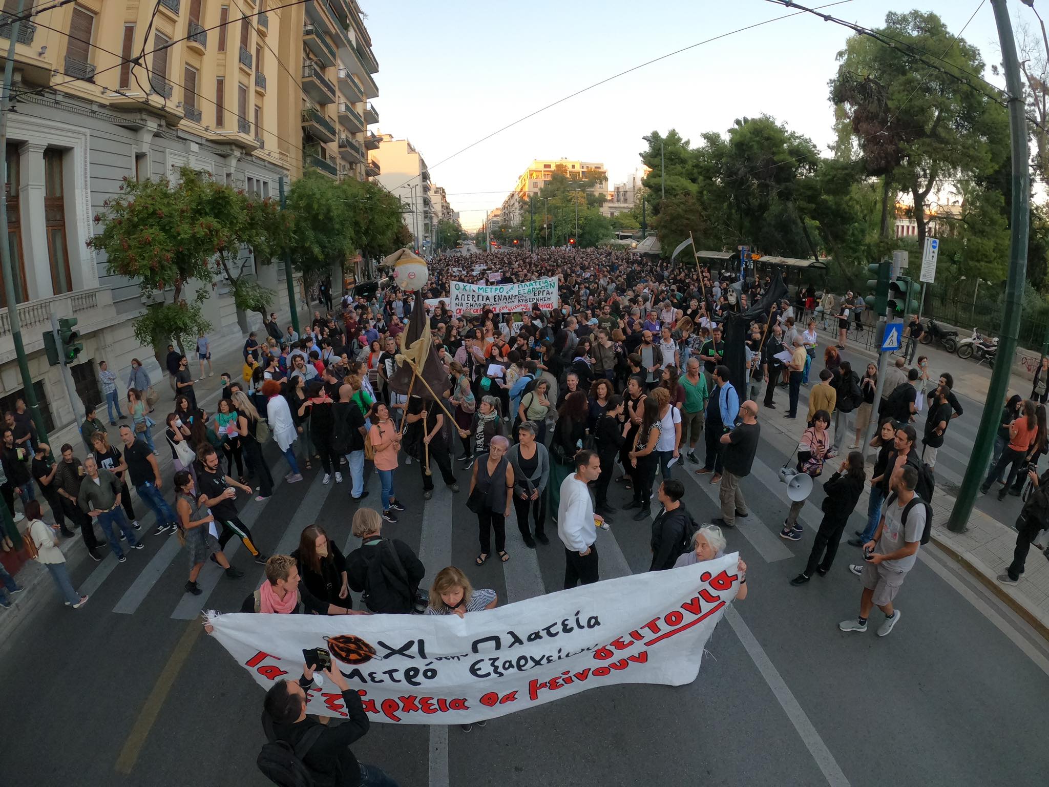 Πορεία σε εξέλιξη κατά του Σταθμού του Μετρό στα Εξάρχεια – Δείτε φωτογραφίες