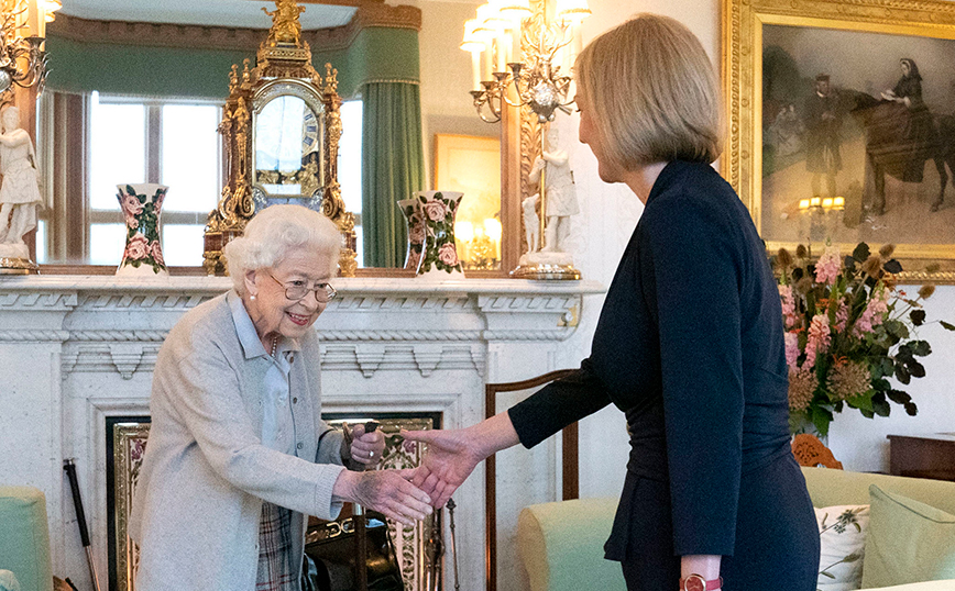 Βασίλισσα Ελισάβετ: Με μελανιασμένο χέρι χαιρέτησε την Λιζ Τρας &#8211; Η εικόνα που εγείρει νέα ερωτήματα για την υγεία της