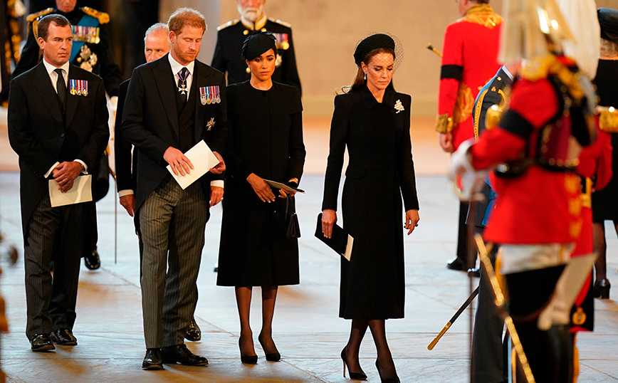 Βασιλική οικογένεια παρευρισκόμενη για τον θάνατο της Βασίλισσας Ελισάβετ Βασιλική οικογένεια παρευρισκόμενη για τον θάνατο της Βασίλισσας Ελισάβετ