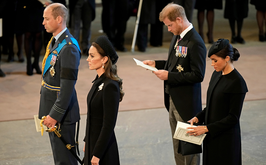 Βασιλική οικογένεια παρευρισκόμενη για τον θάνατο της Βασίλισσας Ελισάβετ Βασιλική οικογένεια παρευρισκόμενη για τον θάνατο της Βασίλισσας Ελισάβετ