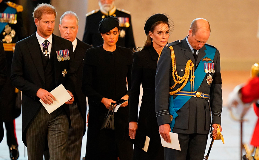 Βασιλική οικογένεια παρευρισκόμενη για τον θάνατο της Βασίλισσας Ελισάβετ Βασιλική οικογένεια παρευρισκόμενη για τον θάνατο της Βασίλισσας Ελισάβετ