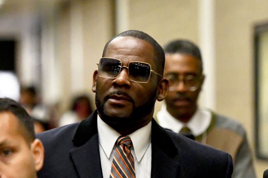 R. Kelly: Νέα καταδίκη του τραγουδιστή &#8211; Παρέσυρε ανήλικα κορίτσια για να έχουν σεξουαλικές επαφές μαζί του