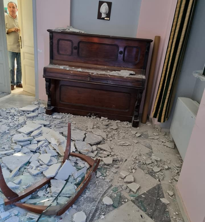 Σάμος: Κατέρρευσε η οροφή του δημαρχείου 5 μέρες μετά τον διπλό σεισμό – «Ο Θεός μάς φύλαξε»