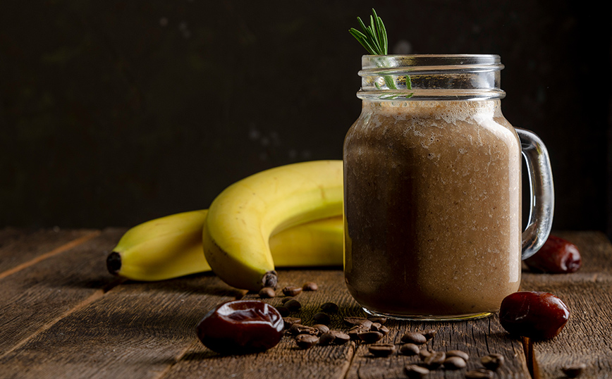 Smoothie με καφέ, μπανάνα, κάσιους και κακάο Smoothie με καφέ, μπανάνα, κάσιους και κακάο