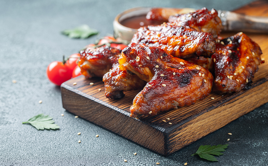 Φτερούγες κοτόπουλου με κρούστα από τριμμένο καφέ Φτερούγες κοτόπουλου με κρούστα από τριμμένο καφέ