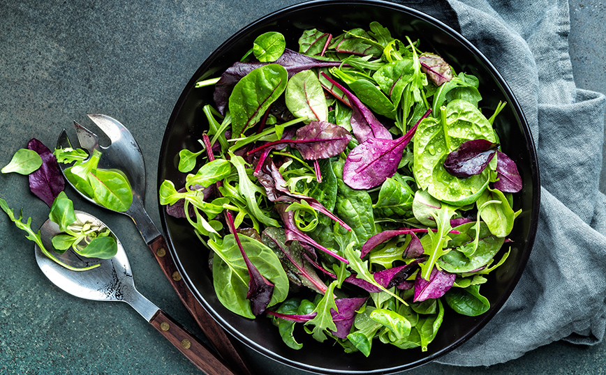 Σαλάτα με σπανάκι και καρύδα με σάλτσα καφέ Σαλάτα με σπανάκι και καρύδα με σάλτσα καφέ