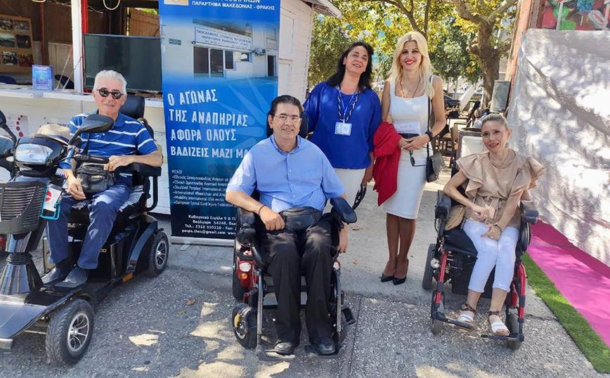 Η Έλενα Ράπτη επισκέφθηκε το περίπτερο του Πανελληνίου Συλλόγου Παραπληγικών του Παραρτήματος Μακεδονίας Θράκης