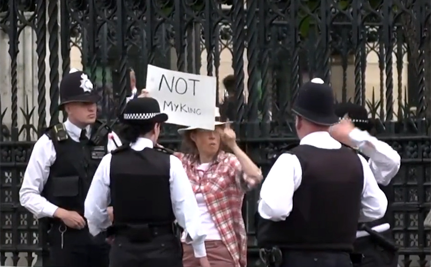 Βασίλισσα Ελισάβετ: Οδηγία στους αστυνομικούς να σέβονται το δικαίωμα των πολιτών να διαδηλώνουν κατά της μοναρχίας