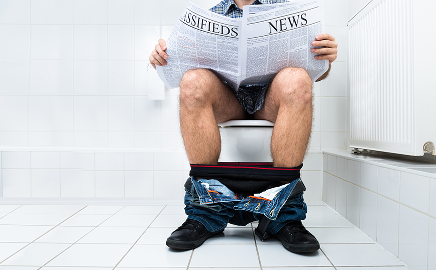 Άντρας στην τουαλέτα Άντρας στην τουαλέτα
