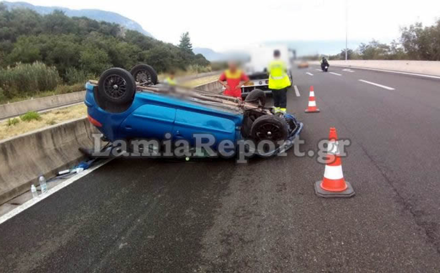 Αυτοκίνητο τούμπαρε στην εθνική οδό Αθηνών &#8211; Λαμίας: Τραυματίστηκε η οδηγός