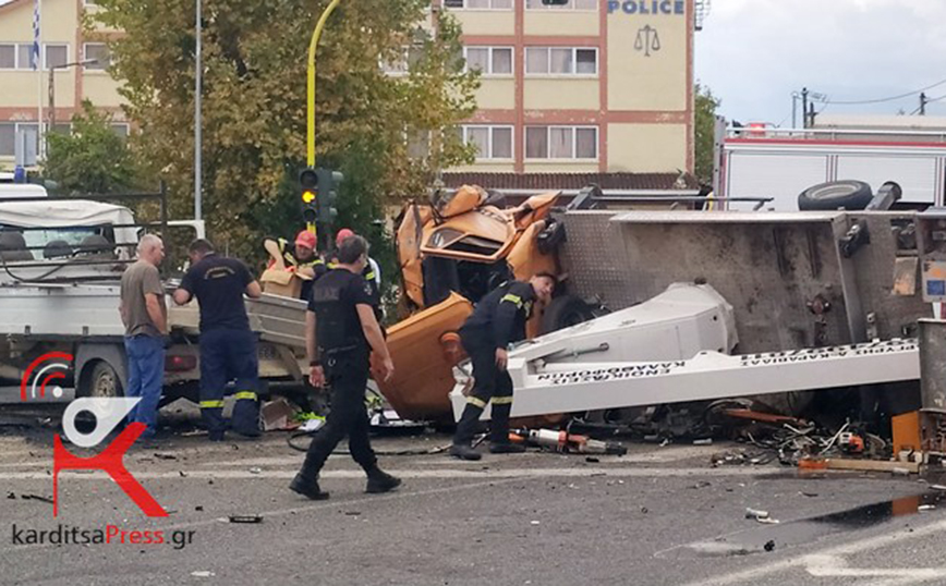 Καρδίτσα: Σφοδρό τροχαίο με τρεις σοβαρά τραυματίες &#8211; Εγκλωβίστηκε ο οδηγός φορτηγού