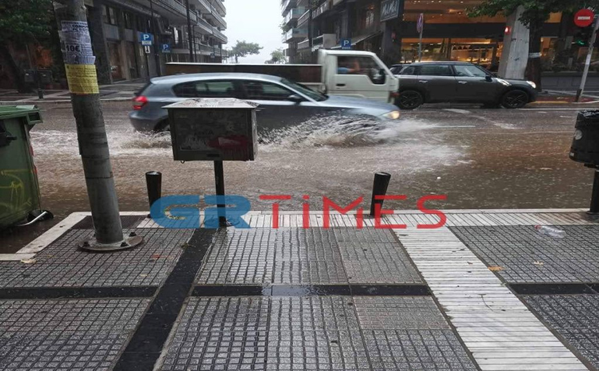 Καιρός &#8211; Θεσσαλονίκη: Άνοιξαν οι ουρανοί, μποτιλιάρισμα στους δρόμους