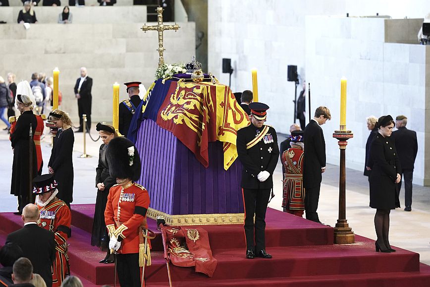 Βασίλισσα Ελισάβετ: Αγρυπνία Ουίλιαμ και Χάρι δίπλα από το φέρετρο