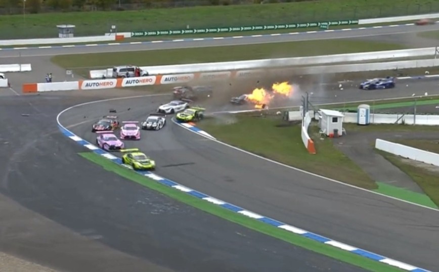 Γερμανία: Στις φλόγες αγωνιστικό αυτοκίνητο στην πίστα του Χόκενχαϊμ &#8211; Δείτε το βίντεο