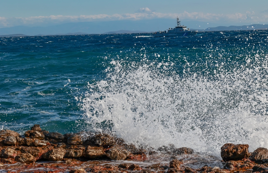 Τουρκικά σκάφη συνόδευσαν τη βάρκα με τους μετανάστες στη Λέσβο &#8211; Τους άφησαν μόλις μπήκαν στα ελληνικά χωρικά ύδατα