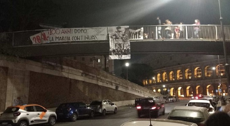 Ιταλία: Πανό και αφίσα με τον Μουσολίνι απέναντι από το Κολοσσαίο κρέμασε το κίνημα Movimento Nazionale
