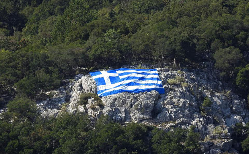 28η Οκτωβρίου: Μαθητές τοποθέτησαν τεράστια ελληνική σημαία σε βράχο του Ταΰγετου