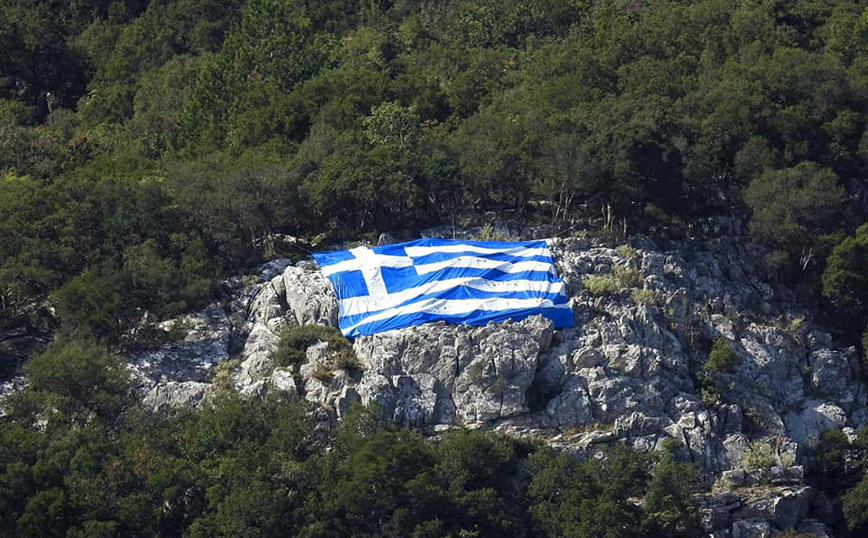 28η Οκτωβρίου: Μαθητές τοποθέτησαν τεράστια ελληνική σημαία σε βράχο του Ταΰγετου