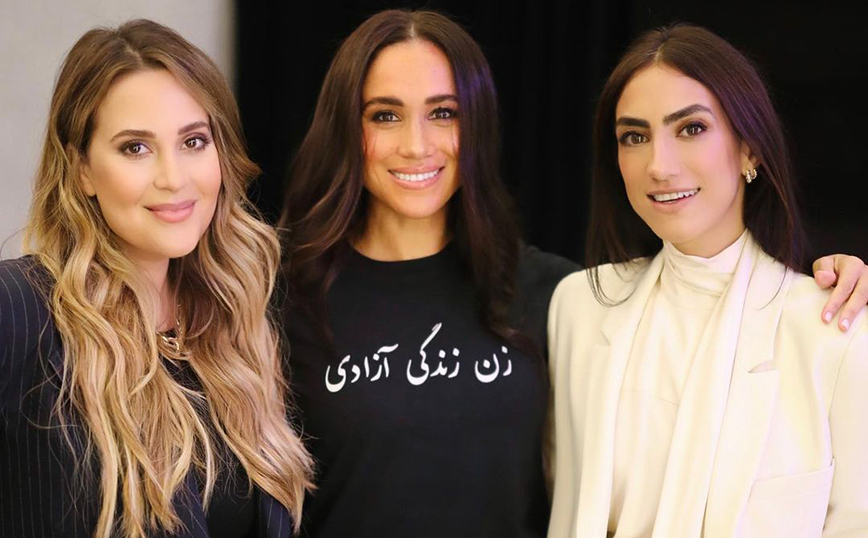 Μέγκαν Μαρκλ: Στηρίζει τις Ιρανές φορώντας μπλουζάκι που γράφει στα φαρσί «γυναίκες, ζωή, ελευθερία»