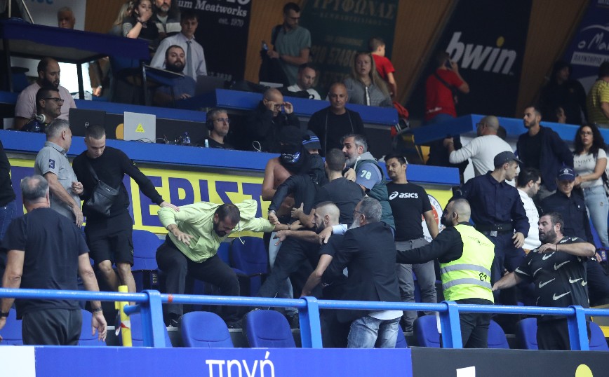 Περιστέρι – ΑΕΚ: Ξύλο και διακοπή στο παιχνίδι της Basket League