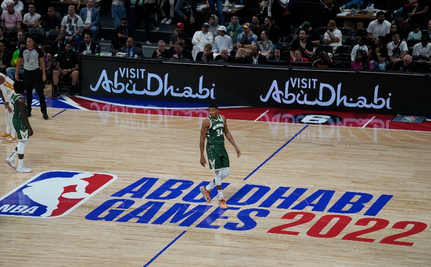 NBA: Ιστορικός αγώνας στο Άμπου Ντάμπι ανάμεσα σε Μιλγουόκι Μπακς και Ατλάντα Χοκς – Δείτε highlights