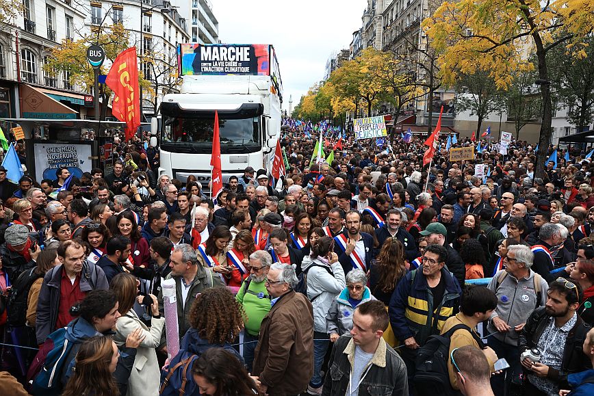Γαλλία: Xιλιάδες πολίτες στους δρόμους λόγω πληθωρισμού, ενεργειακής και κλιματικής κρίσης &#8211; Δείτε εικόνες και βίντεο