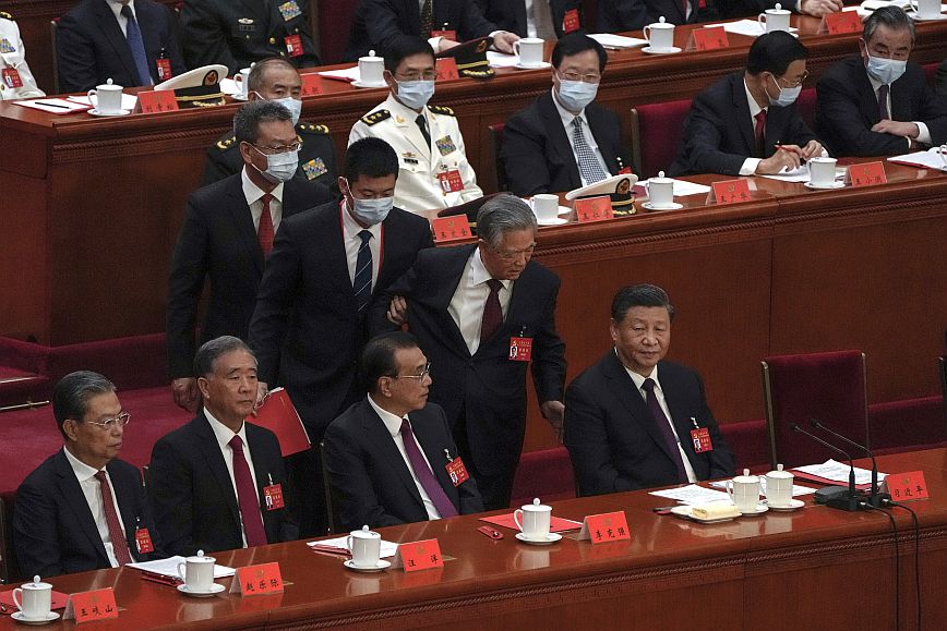 Κίνα: Πέταξαν έξω από το συνέδριο του Κομμουνιστικού Κόμματος τον πρώην πρόεδρο Χου Τζιντάο