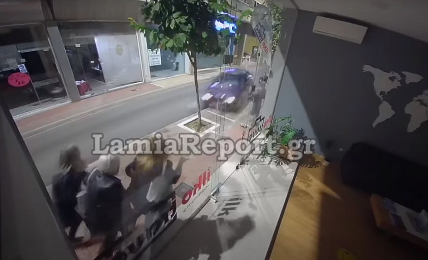 Οδηγός στη Λαμία έχασε τον έλεγχο, έριξε δύο δέντρα, μια πινακίδα και τραυμάτισε 16χρονο κορίτσι &#8211; Δείτε βίντεο