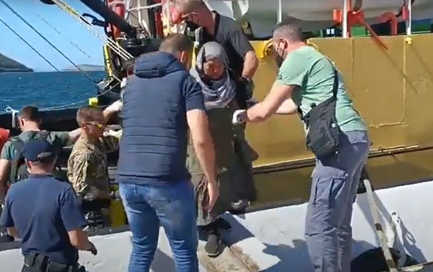 Ηγουμενίτσα: Στο Λιμεναρχείο και καλά στην υγεία τους οι μετανάστες που περισυνελέγησαν από ιστιοφόρο