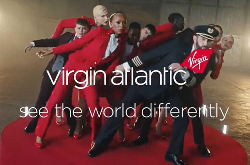 Η Virgin Atlantic κατήργησε τις απαιτήσεις ένδυσης βάσει του φύλου και βλέπει τον κόσμο διαφορετικά