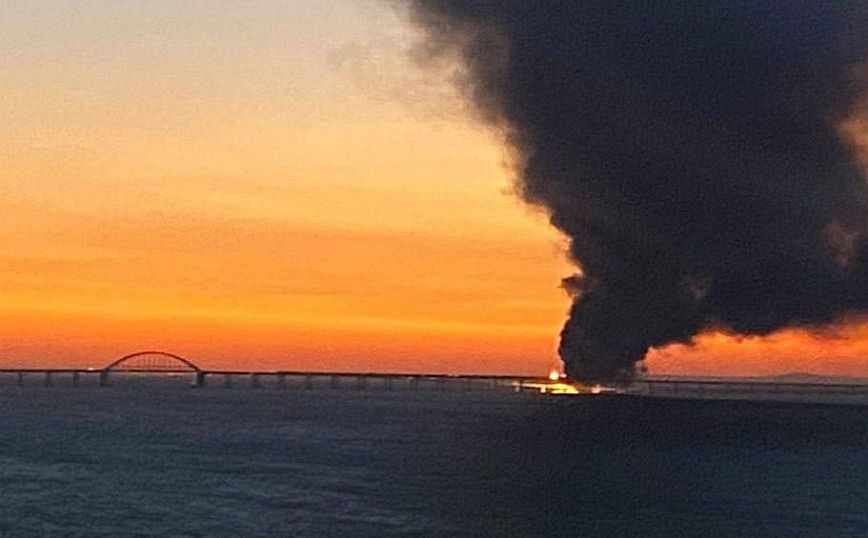 Ισχυρή έκρηξη στη γέφυρα που συνδέει τη Ρωσία με την Κριμαία – Φωτιά σε δεξαμενή καυσίμων διερχόμενης αμαξοστοιχίας