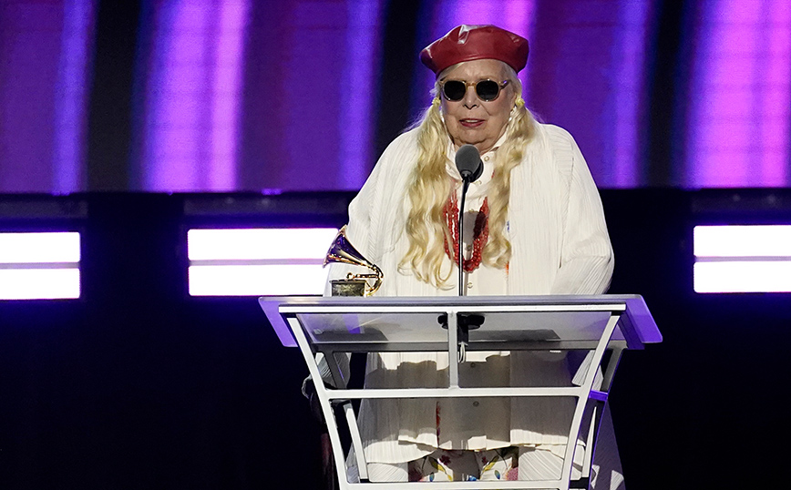 Εμφάνιση έκπληξη για την τραγουδίστρια Τζόνι Μίτσελ μετά από 23 χρόνια