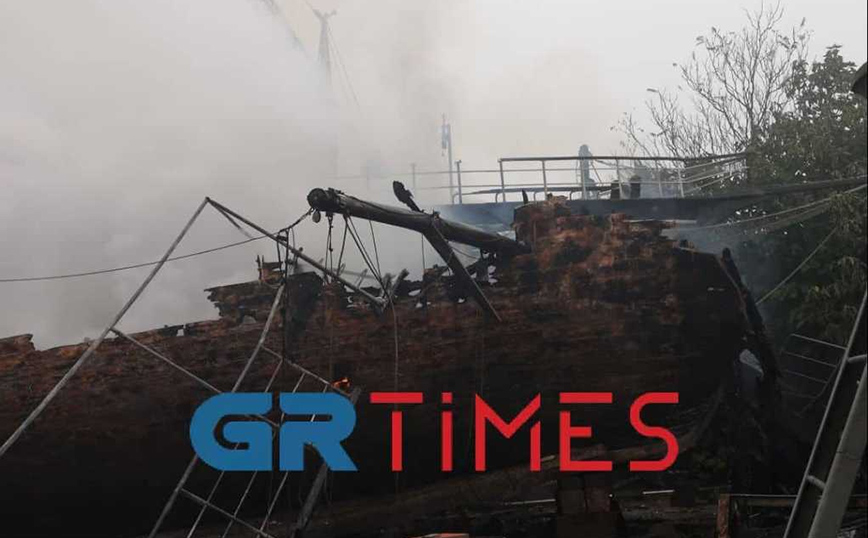 Θεσσαλονίκη: Κάηκε το καραβάκι «Κωνσταντής» που έκανε δρομολόγια στις ακτές του Θερμαϊκού
