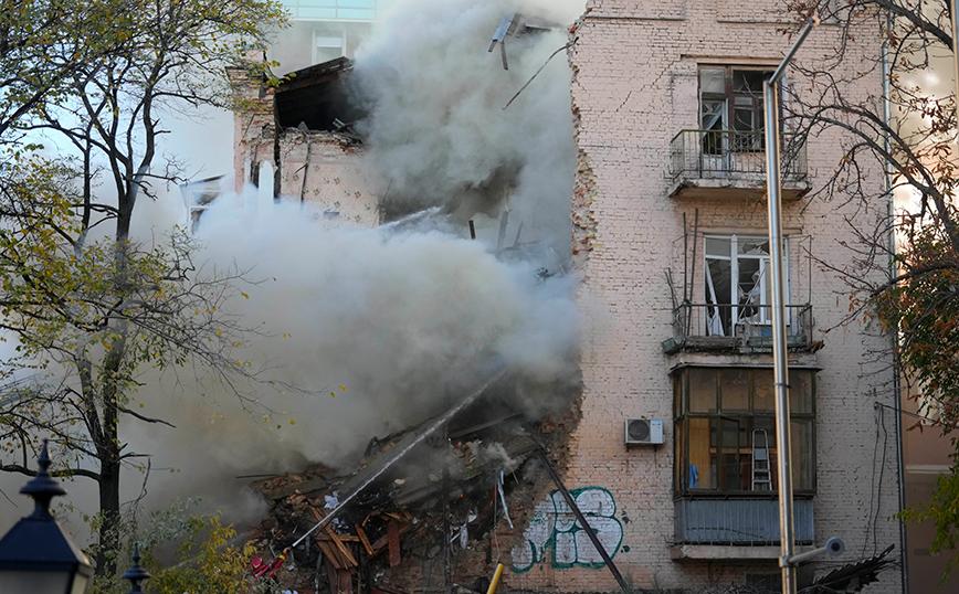 Ένας νεκρός και τρεις τραυματίες από το ρωσικό πλήγμα σε πολυκατοικία του Κιέβου