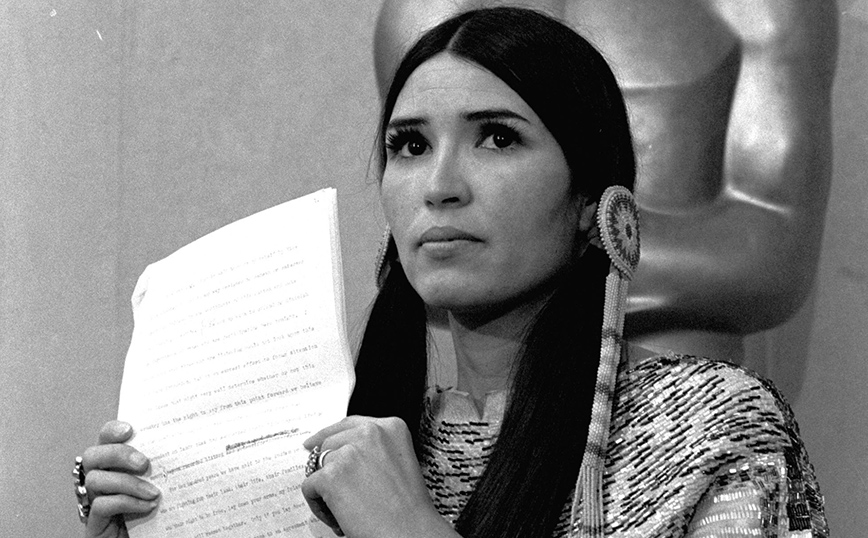 Sacheen Littlefeather: Πέθανε η Ινδιάνα που αρνήθηκε να παραλάβει το Όσκαρ του Μάρλον Μπράντο