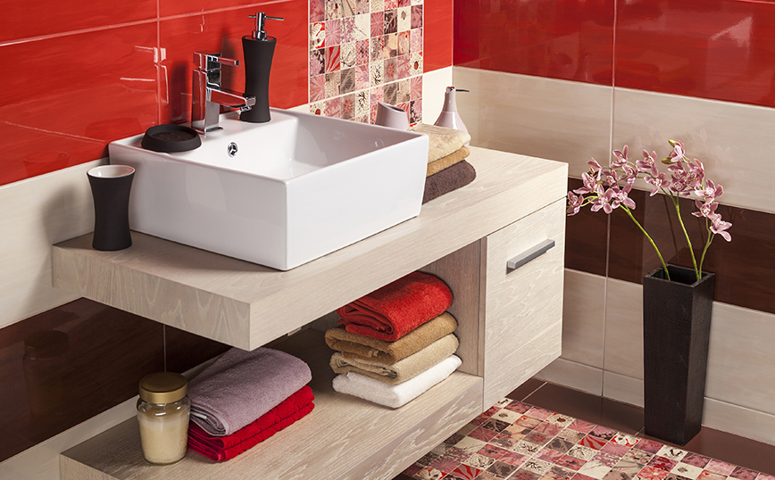 Μπάνιο με κόκκινα πλακάκια Μπάνιο με κόκκινα πλακάκια