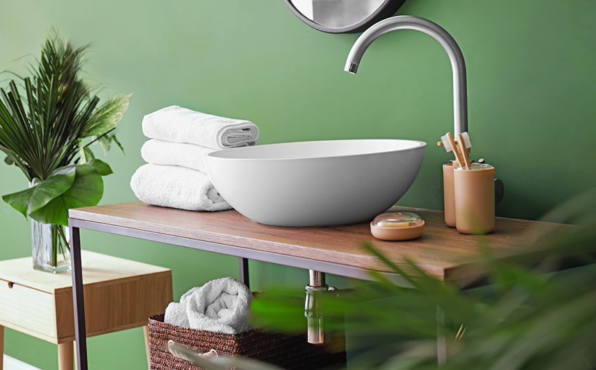 Διακόσμηση μπάνιου με πράσινο τοίχο Διακόσμηση μπάνιου με πράσινο τοίχο