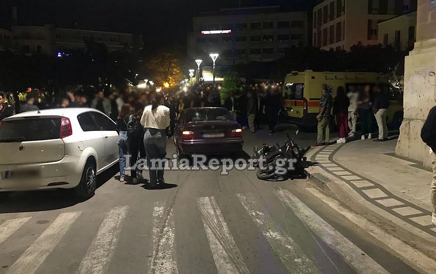 Λαμία: Έχασε τον έλεγχο του αυτοκινήτου του στο κέντρο της πόλης – Χτύπησε 16χρονη και παρέσυρε μηχανάκι διανομέα