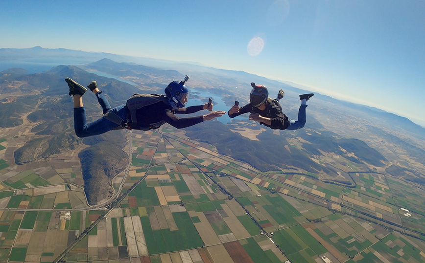 Skydive με τα νέα iPhone 14 Pro και προσγείωση στα Public για μία κορυφαία εμπειρία τεχνολογίας!